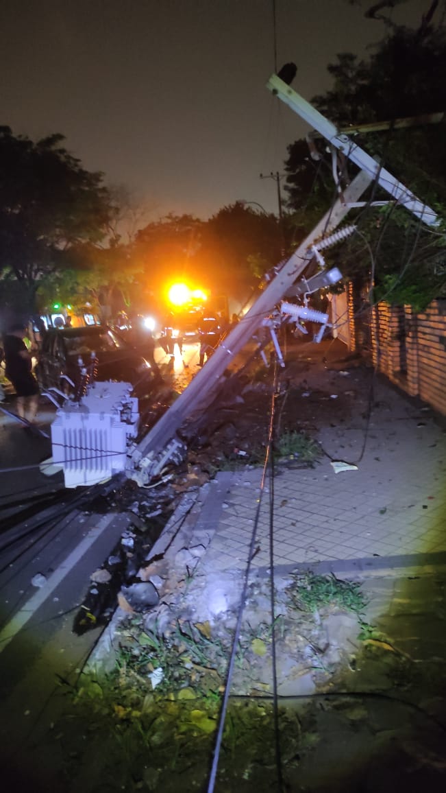 ANDEOficial's tweet image. La ANDE informa:
Que debido al choque contra una columna con transformador de distribución en la Avda. Médicos del Chaco y Dr. Agustín Goiburu, barrio Vista Alegre de Asunción, se ha producido un corte de energía eléctrica al afectar a una línea de 23.000 Voltios.
En estos…