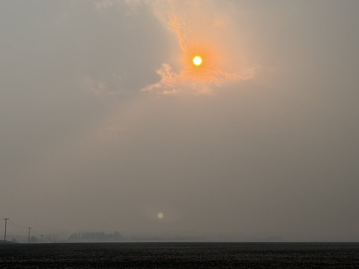 The sun bright orange and the air very smoky🔥☀️ #BCwildfire @WxMelinda21 @KMacTWN @jwhittalTWN @MurphTWN @NicoleKarkic @nadinehp4 @RhythmTheMet @idahung15 @RachelSchoutsen @laurapowerwx @StormhunterTWN @LFB10 @weathernetwork #ShareYourWeather #abwx May 11, 2024. 7:26pm mdt