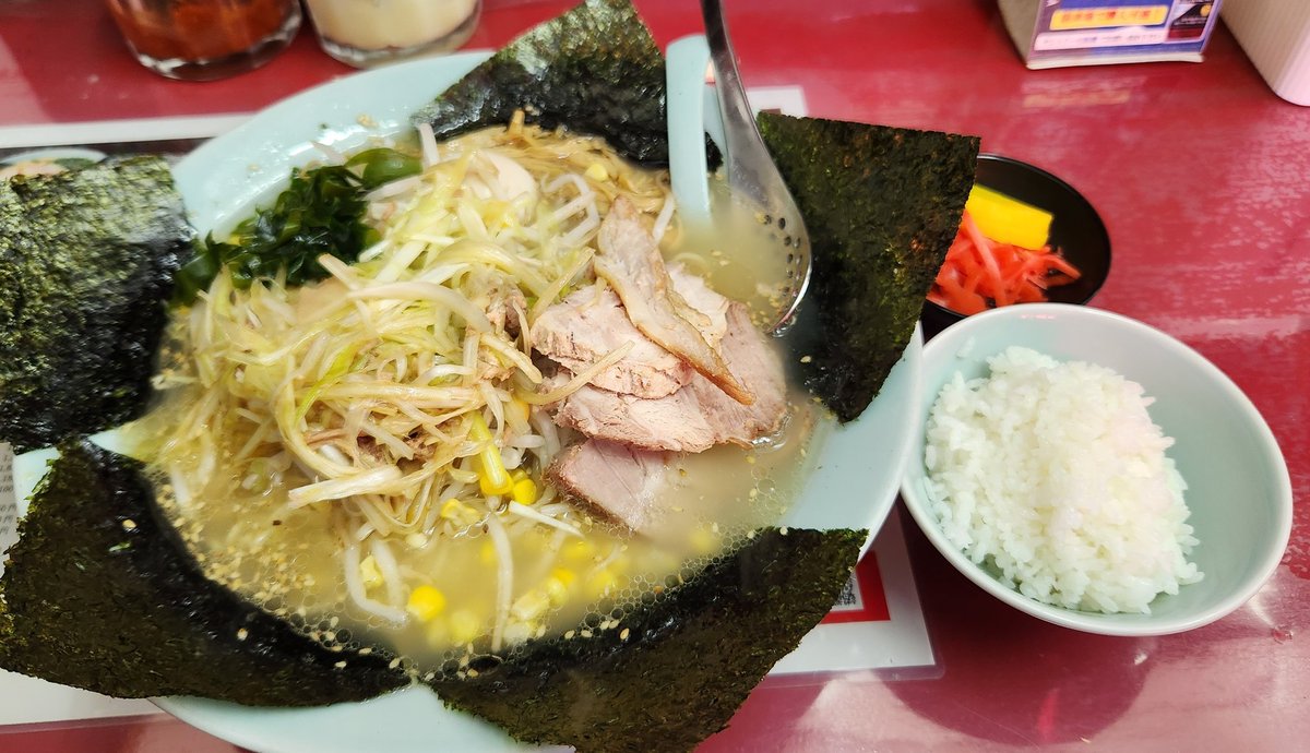 ラーメンショップ金田亭 全部入りラーメン(塩)、半ライス 本日は金田亭さんへ 全部入り…いつみても贅沢に仕上って ます！さっぱりスープ最高です💯 今日も紅ショウガを投入し…何で こんなに合うんでしょう👍 今日もお店は行列でした。 ご馳走様です❗