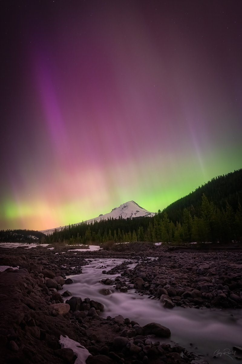 Here's my second release from my folder of amazement. I was wanting to get a shot with a foreground in it in light of all of the sky photos. White River was the perfect choice me thinks
.
#oregon #pacificnorthwest #aurora #NorthernLights #mthood #mounthood #landscapephotography