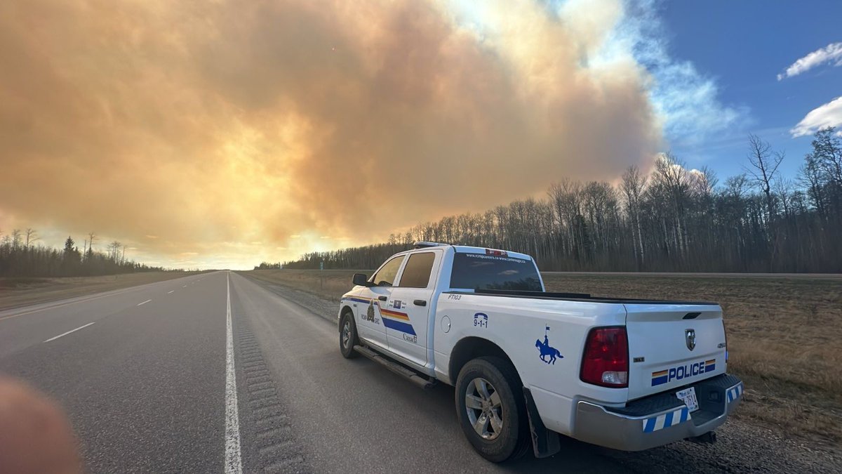 RMWoodBuffalo's tweet image. (May 11, 7:30 p.m.) MWF-017 Update 
The wildfire remains about 16 kilometres southwest of Fort McMurray. It showed active fire behavior today and grew to the southeast.  

As evening progresses, cooler temperatures are expected to slow wildfire behavior. Operations will continue…