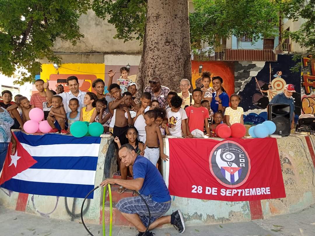 'Plan de la calle' en el barrio de San Isidro, Habana Vieja. Un TCP prestó a los #CDRCuba el parque inflable para disfrute gratis de los niños, y la comunidad puso lo demás. iSí se puede! #Cuba #SomosDelBarrio #GenteQueSuma