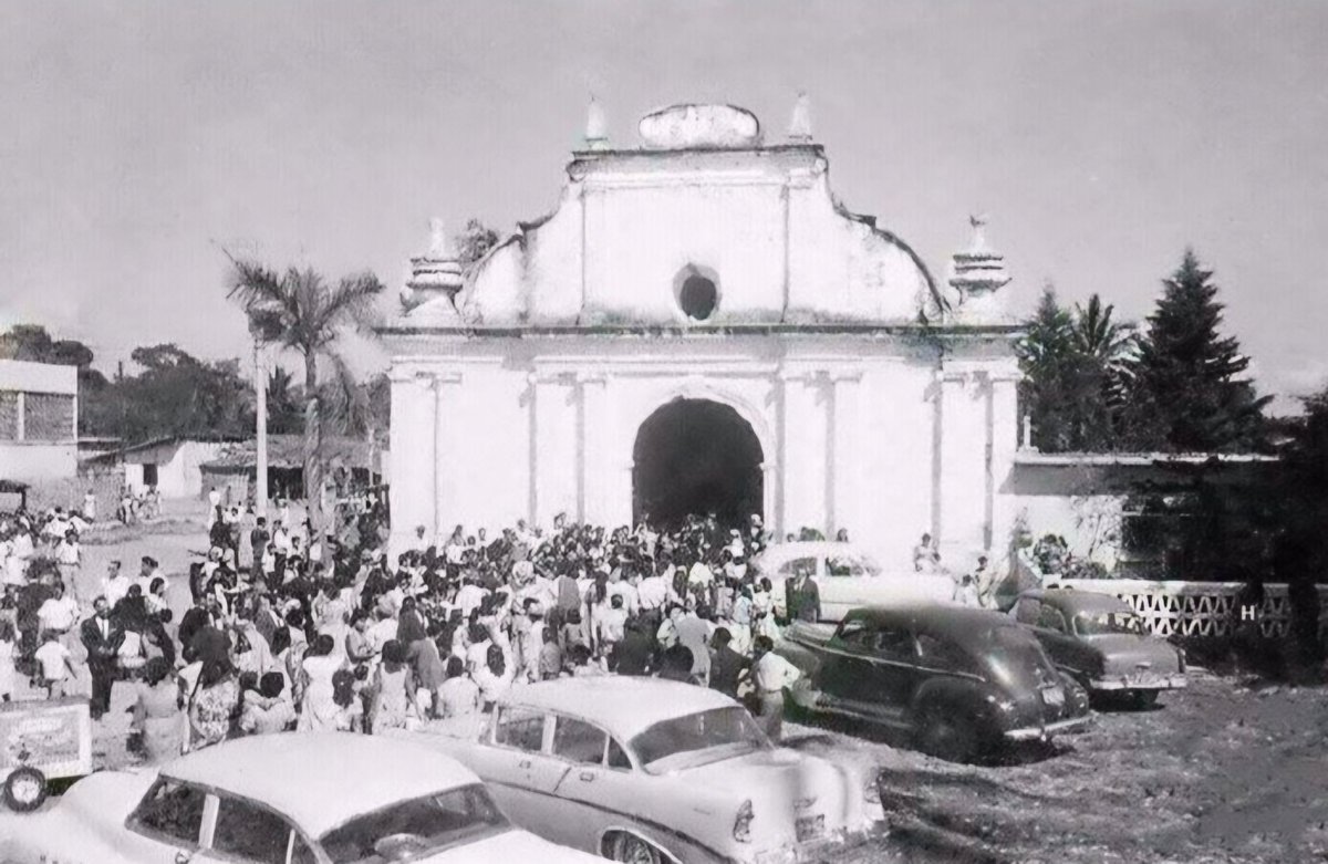 📸 ¡Echa un vistazo a esta joya histórica! 🏰 El antiguo templo católico del barrio San Sebastián en Ciudad Delgado, fotografía de 1955! 🙏🌟 #Cultura #Historia #ThrowbackThursday