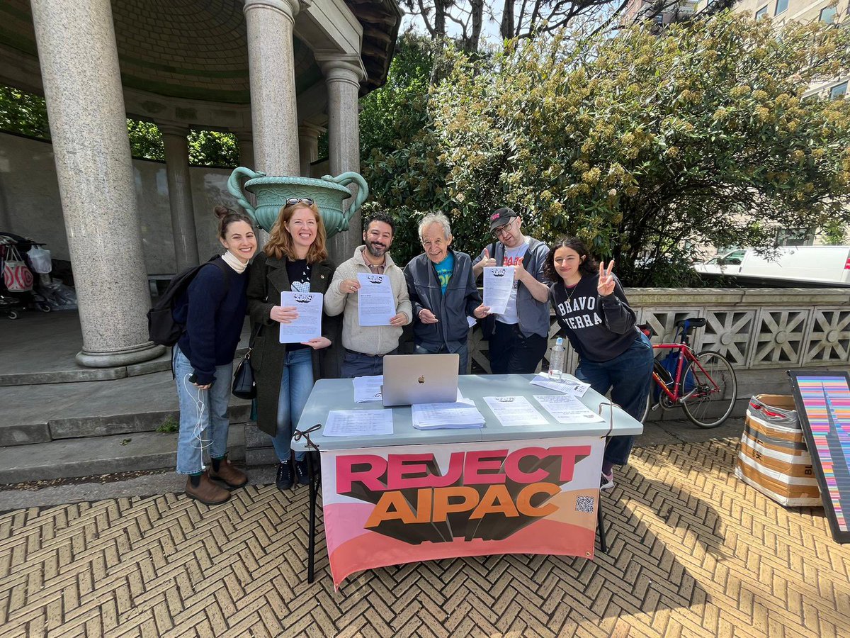 Tabling in Brooklyn today. Asking our neighbors to #RejectAIPAC. 

Demand that NYC Members of Congress Reject AIPAC in their Re-Election Campaigns here: act.newmode.net/action/ifnotno…
