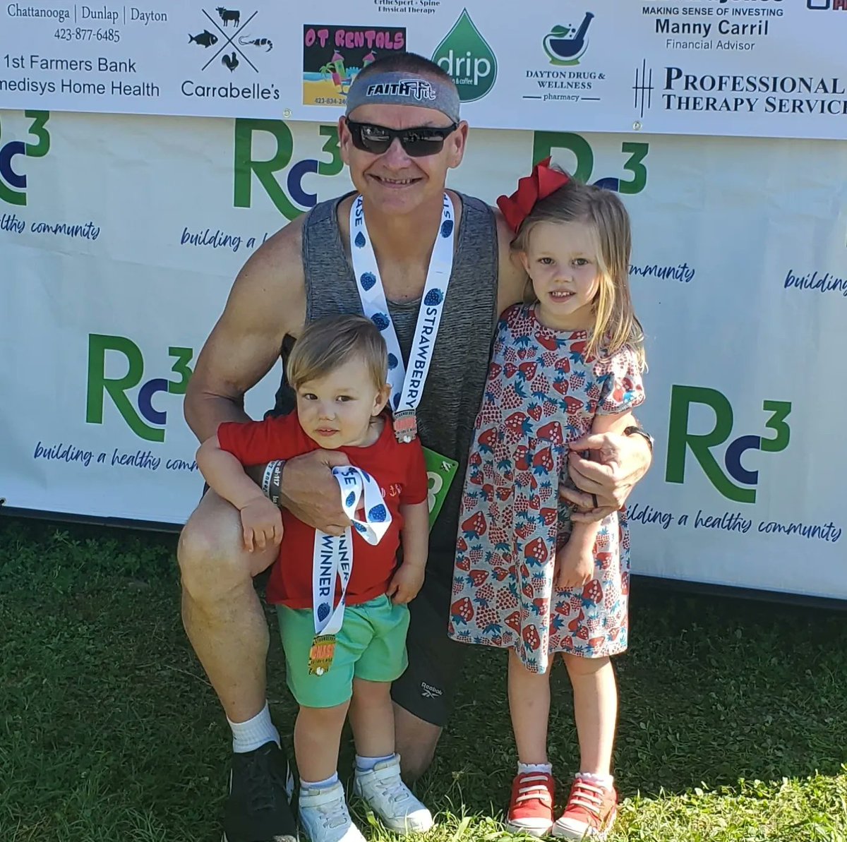 Rev3DPreacher's tweet photo. It was a blessing to be able to run in the Strawberry Chase 10k today. But an even greater one was who was waiting at the finish line!
And oh, the sign!❤️

#LovetheGrandkids #FaithFit #John3_16 #GmaBettyLena #RunfortheGodlyMoms #StrawberryChase #SixtyandOver https://t.co/o8pInyoDR7