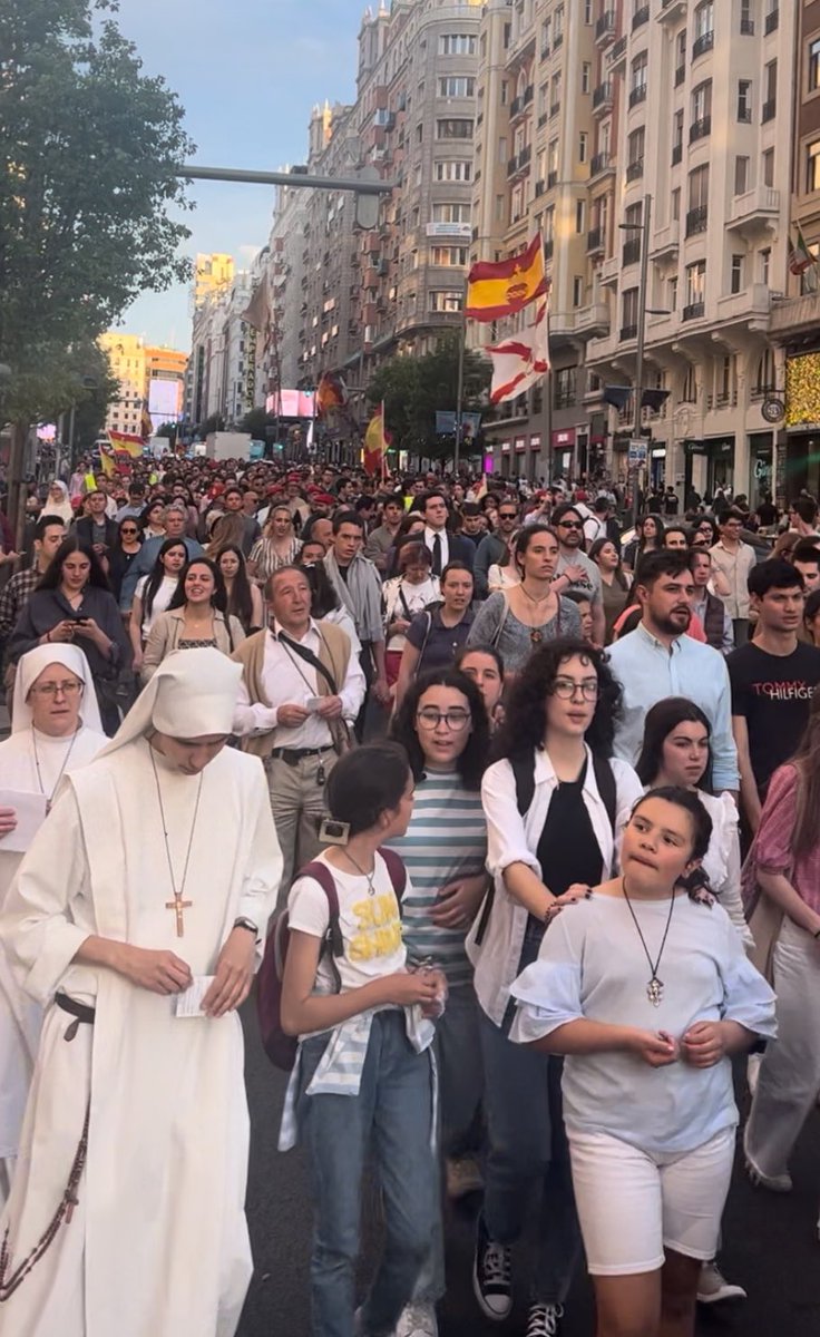 Thousands of young people gathered today in Madrid, Spain, to pray the Rosary proclaiming the country’s Catholic faith and identity 

Image: @rosarioxjovenes