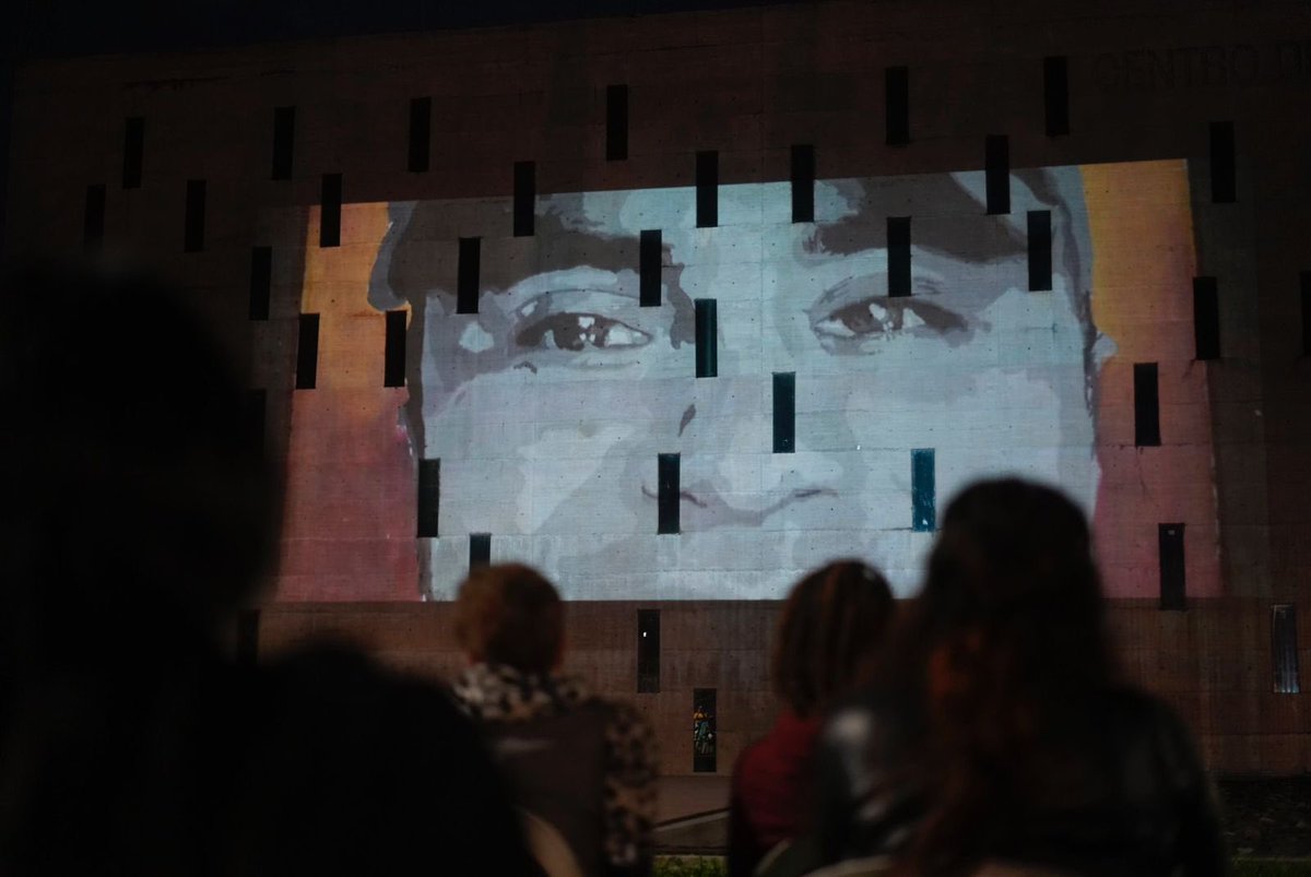 🎥 Hoy el ‘Memorial por la vida’ iluminó la noche con relatos audiovisuales de resistencia y memoria viva del Paro Nacional 2021. Este trabajo fue el resultado de taller “Desarchivo y revueltas de la memoria” realizado los días 9, 10 y 11 de mayo, en los espacios del #CMPR ✊🏾