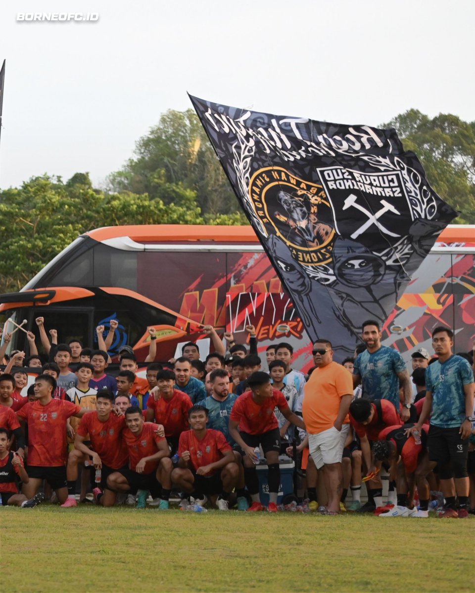 Weekend yang Cerah di Borneo FC Training Ground!! Terima Kasih Buat Supportnya @CURVASUDSMR , MANYALA!! 🔥🔥🔥 #G10RY #BorneoFC #Samarinda #Manyala #WeAreSamarindans #Balikpapaners