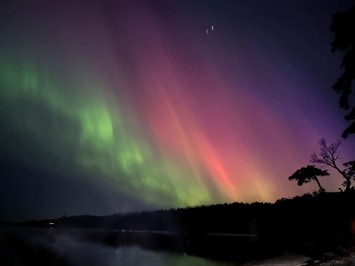 cherryribs_'s tweet photo. @vincentprologo live vicariously through these. i’ll be honest tho all i really saw was a pink sky with green streaks. only when taking a long exposure photo did i see this https://t.co/vZirTFxfIx