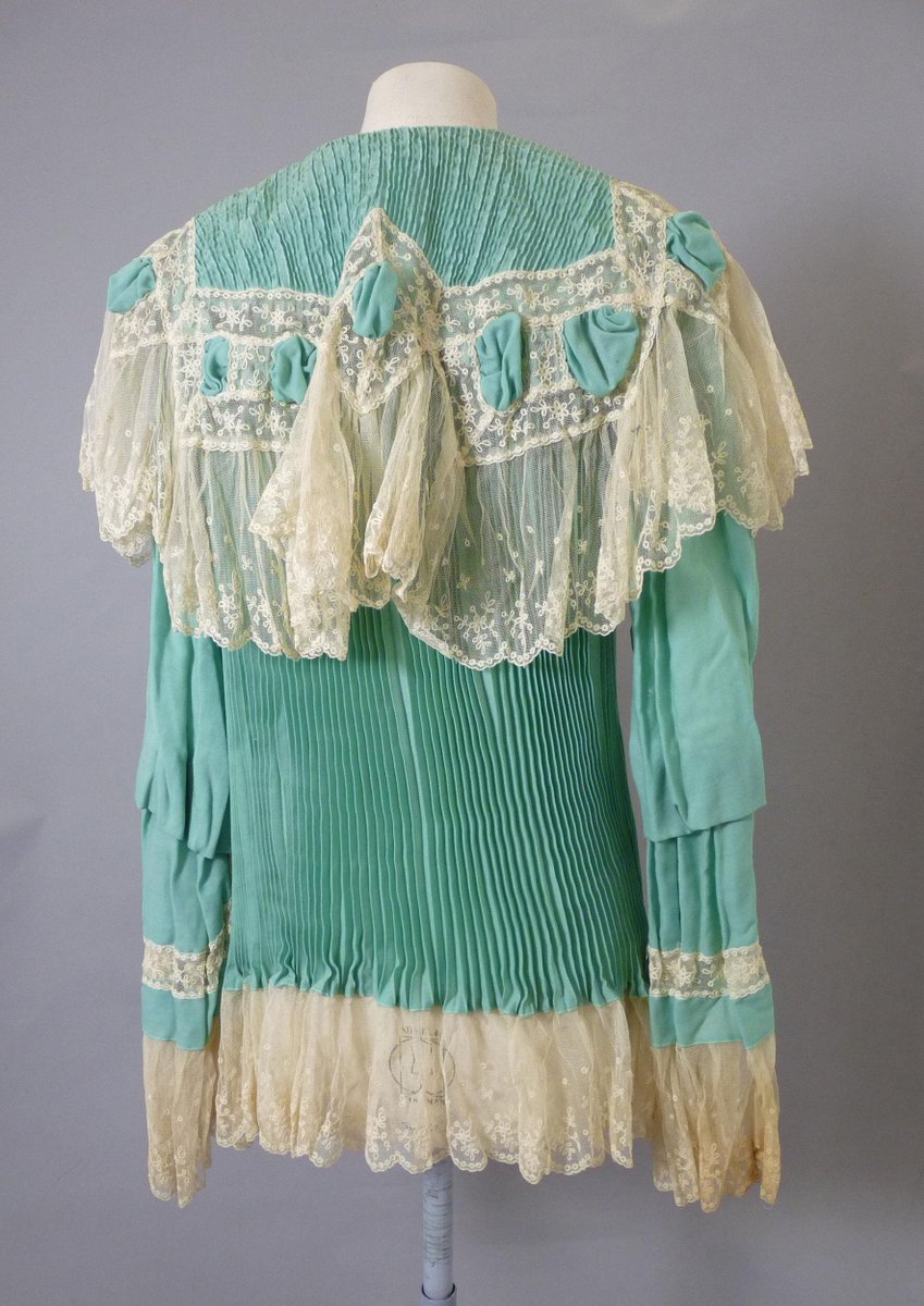 England.

Dressing Jacket, 1906.

Fine turquoise wool, pleated, machine lace, cotton lining, machine stitching.
©️ @V_and_A 
#FashionHistory