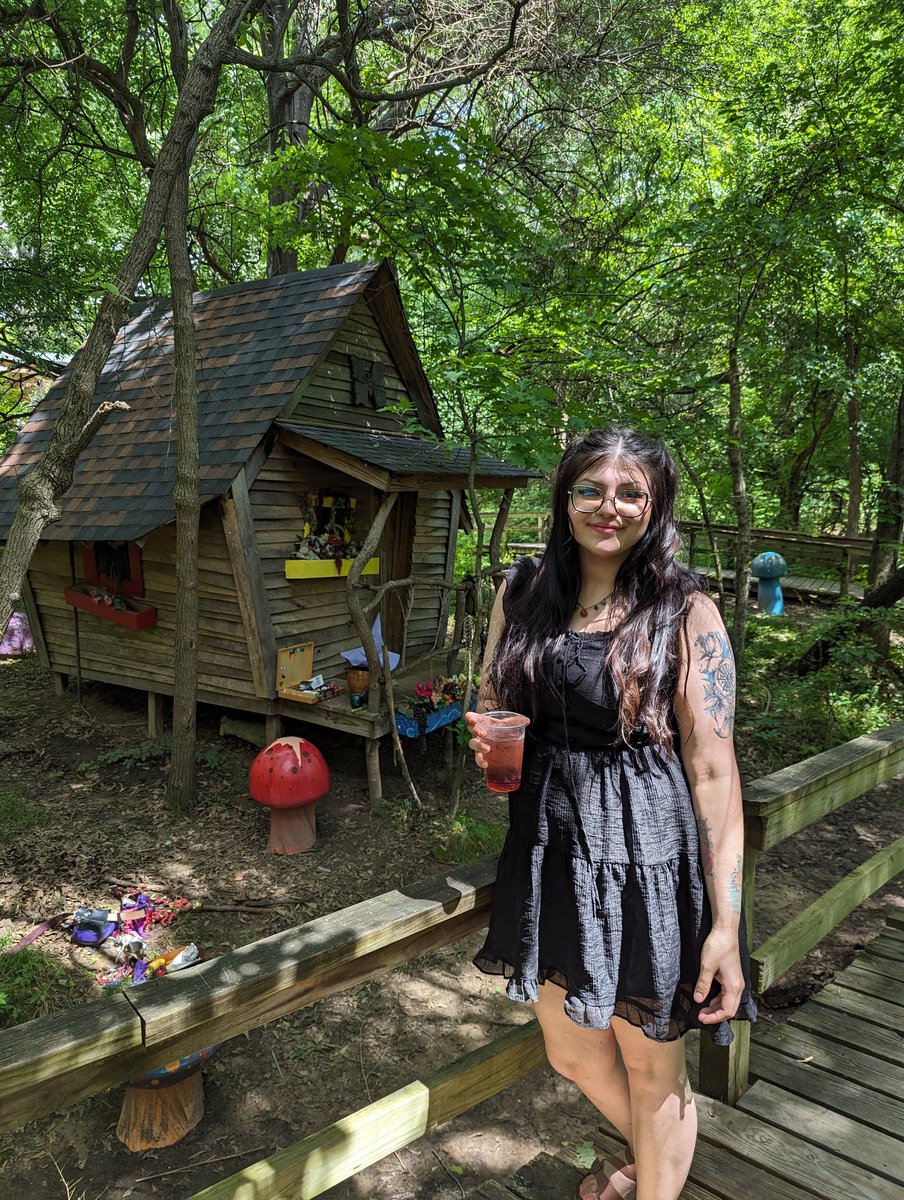 _magicmomma's tweet image. Mom got drunk at the Ren faire 🐉🩵