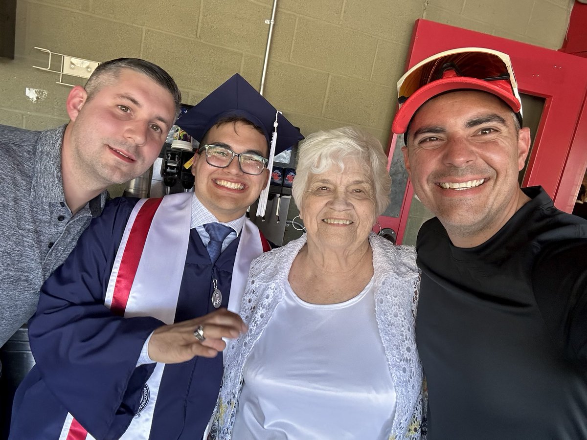 Happy graduation weekend, Wildcats! 🎓 Huge congrats to my friend Orlando for crossing the finish line! Your hard work & dedication have paid off in a big way. Thank you for being with our campaign since the beginning!

Congrats to the entire 2024 class! 🐻⬇️ #AZ06