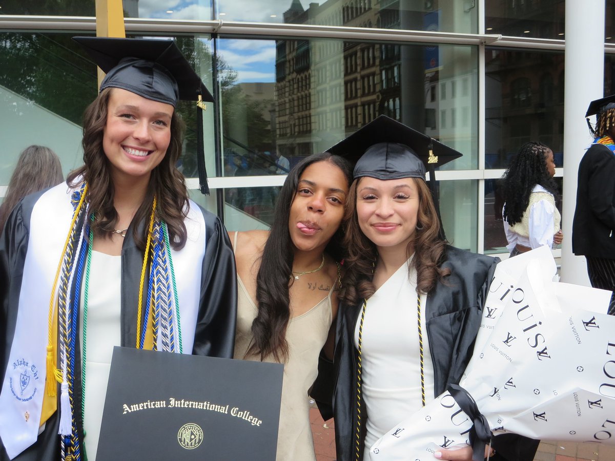 Happy Graduation to all of our amazing seniors!!!🎓🎊

We are so excited for all the great things you all will accomplish💛