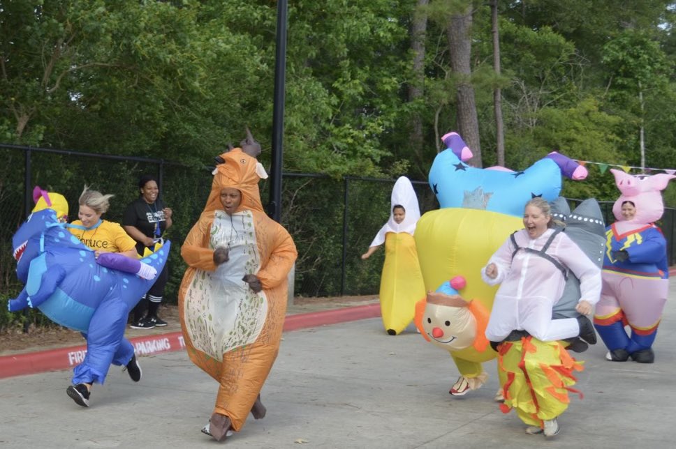 HumbleISD_GE's tweet photo. Why not make Friday over the top exciting w/ a Blow Up Character Race Pep Rally!🧸🦖🦄🍌 🚀GE grizzlies loved it!!! @HumbleISD @SMitchellreads @Christy_Erb @StephanieRDavi1 @MrsRFiore https://t.co/uWo9ndiZSm