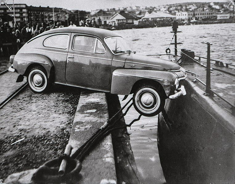 Cuando te digan que algo es imposible, recuerda esta foto. El único caso registrado de un choque entre un auto y un submarino. Suecia 19 de Agosto del 61