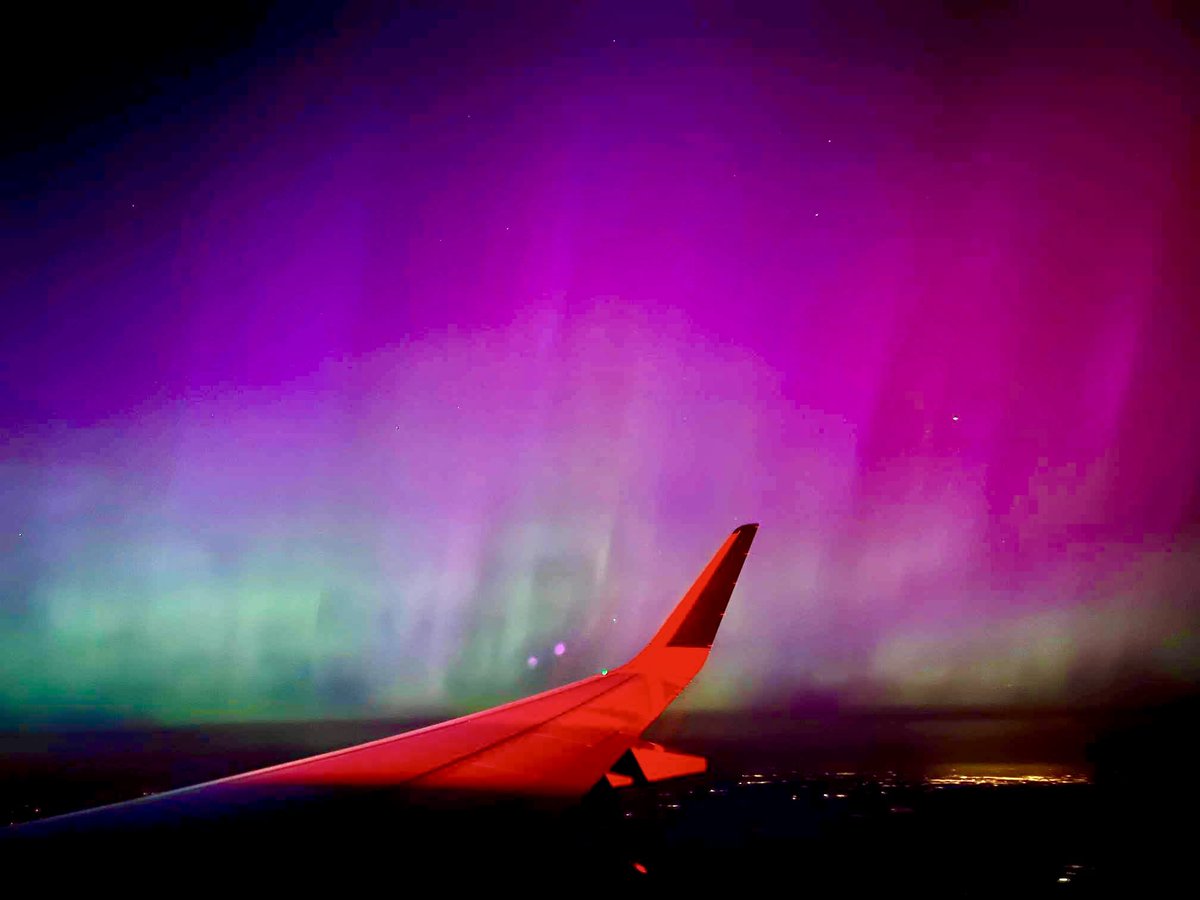Reason #68742 why you snag the window seat. Everyone sitting in a window seat last night over North America who was looking north got the view of a lifetime! 📷 Kimber Lambert on a Delta jet somewhere over the Heartland. #aurora