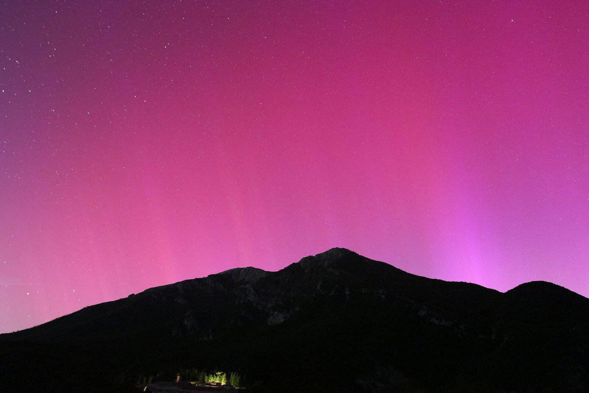 Aurora boreale da Collepardo, sotto la Certosa di Trisulti. Foto di ieri di <a href="/JackTorva/">Giacomo Salomone</a> #10maggio #AuroraBoreale #Ciociaria