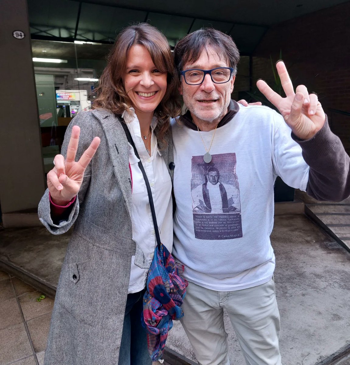 Lau_Braiza's tweet photo. Es esa estrella que sale mas alla de todo. Es ese sol que triunfa sobre toda noche. 

Como nos enseñó Mugica, como nos lo dice Cristina, frente a tanto dolor volvamos a construir desde el Amor. https://t.co/R6bm5F0Vo7