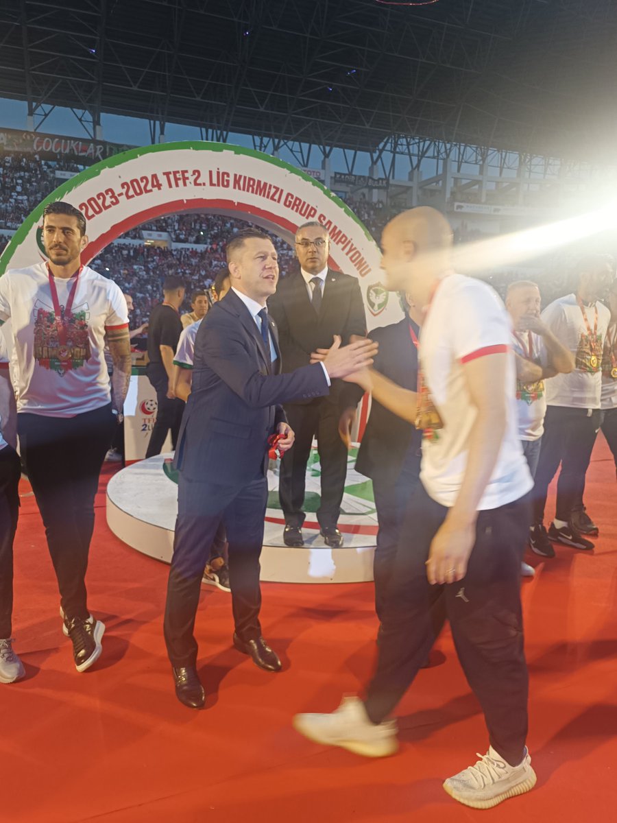 TFF 2. Lig Kırmızı Grup'ta şampiyon olarak Trendyol 1. Lig'e yükselen <a href="/amedskofficial/">Amedspor</a> Sportif Faaliyetler, düzenlenen törenle şampiyonluk kupasını aldı. Kupayı <a href="/TFF_Org/">TFF</a> 1., 2. ve 3. Lig Kulüplerinden Sorumlu Yönetim Kurulu Üyesi Volkan Can takdim etti. #Amedspor