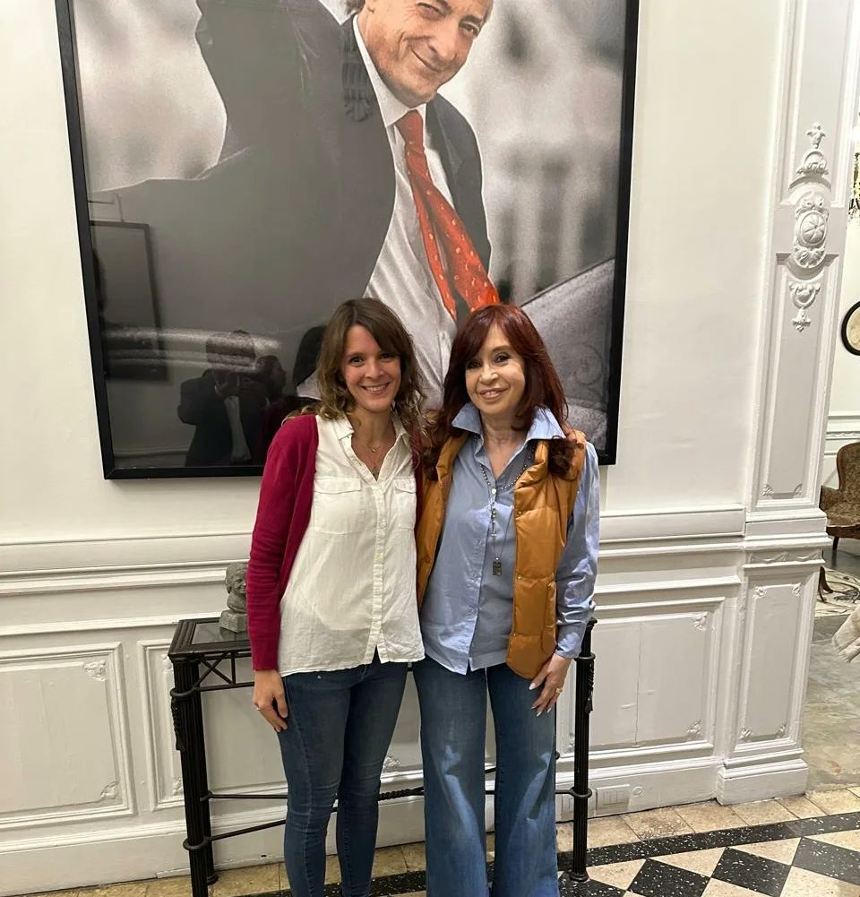 Lau_Braiza's tweet photo. Es esa estrella que sale mas alla de todo. Es ese sol que triunfa sobre toda noche. 

Como nos enseñó Mugica, como nos lo dice Cristina, frente a tanto dolor volvamos a construir desde el Amor. https://t.co/R6bm5F0Vo7