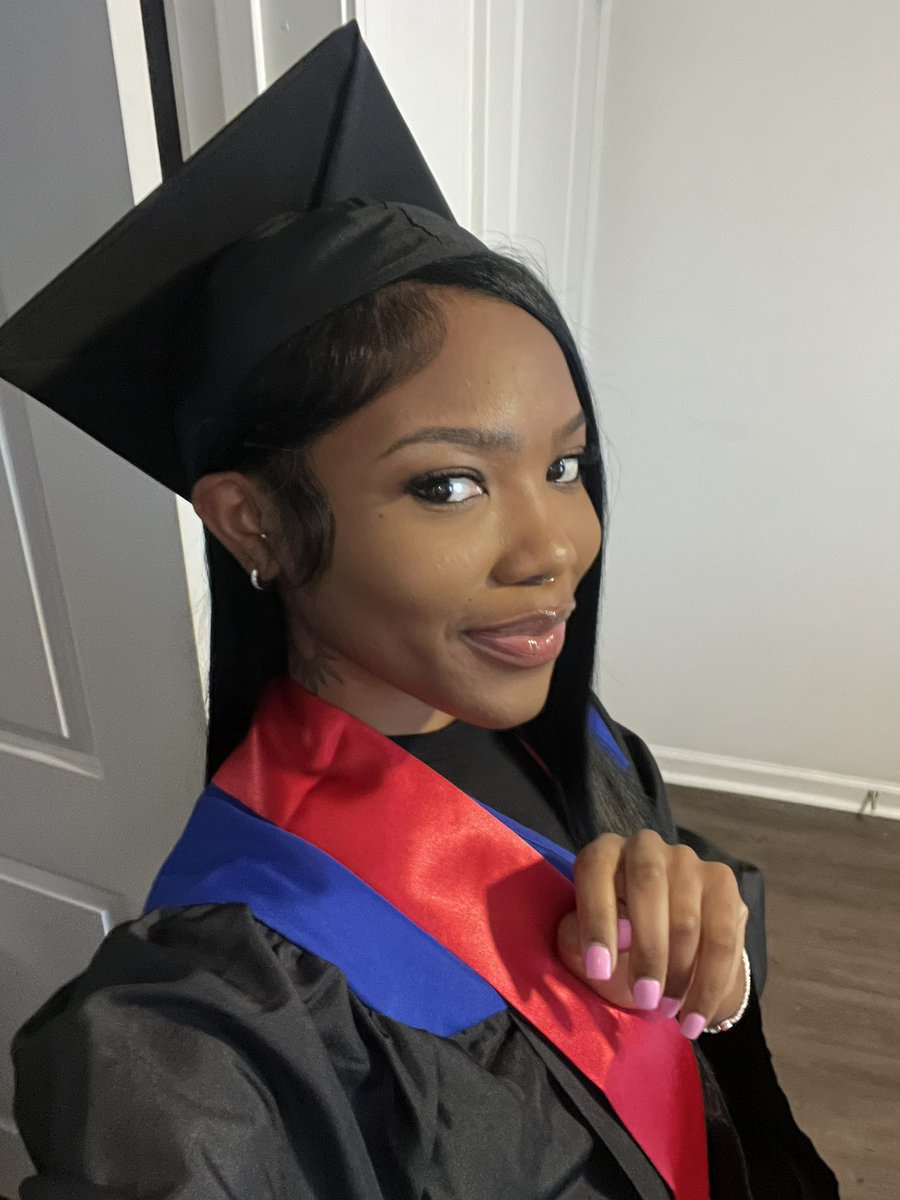 uhtyina's tweet photo. #GradBae https://t.co/VugiyaWS0R