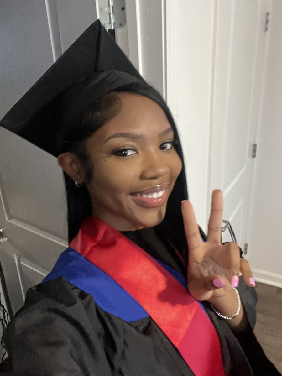 uhtyina's tweet photo. #GradBae https://t.co/VugiyaWS0R