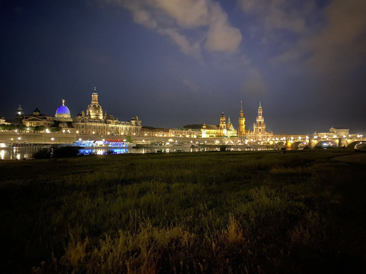 ein recht milder Abend heute in #Dresden - nach dem Konzert im Kulturpalast (Ives, Auerbach/grandios @GautierCapucon , Bartok mit der @DDPhilharmonie =anspruchsvolle Kost) habe ich nochmal „rübergemacht“ um die Silhouette zu fotografieren