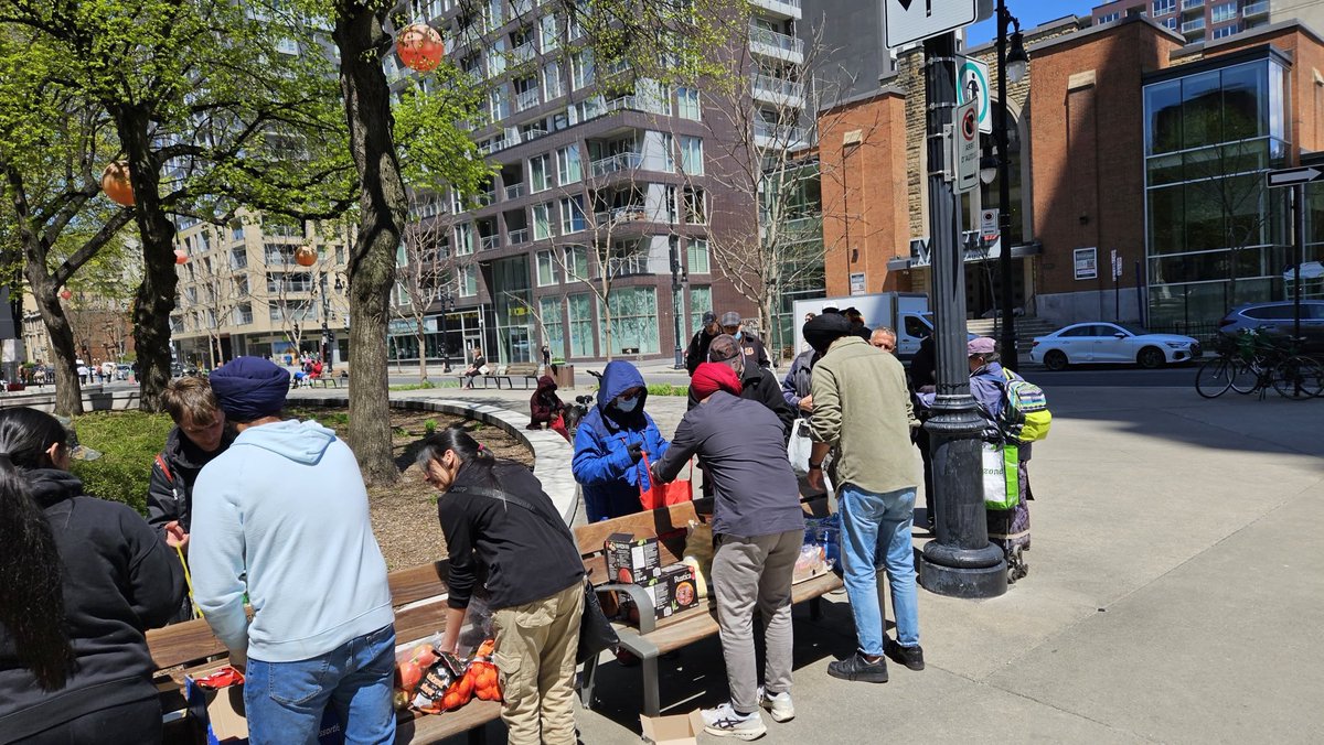 L'équipe de #Montréal a distribué des collations aux gens du Square Cabot et de la station de métro dans le cadre de son seva régulier. La distribution de nourriture a lieu tous les week-ends depuis septembre 2020. Nous distribuons des collations comme: les fruits, de l’eau,