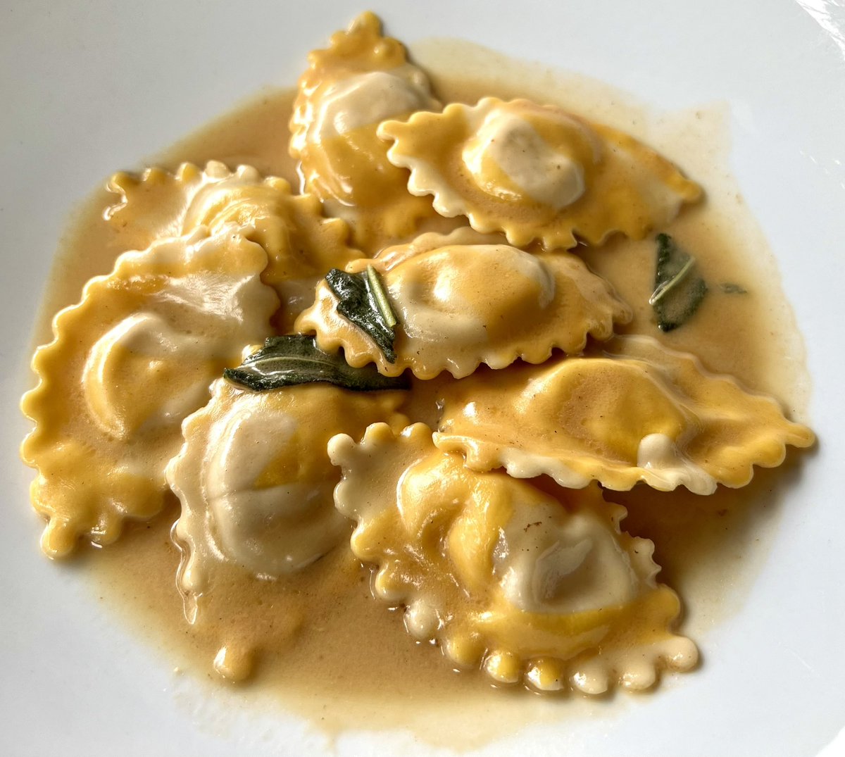 🍝✨ Just indulged in the most heavenly Chicken Ravioli at @viaalloro in Beverly Hills! Each bite of these perfectly crimped ravioli was a burst of flavor, 😋 generously filled with tender chicken and bathed in a creamy sage sauce that was simply divine.