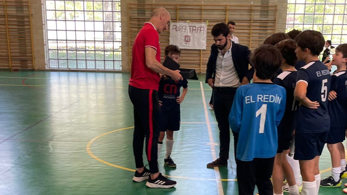 🏆 ¡Enhorabuena al equipo alevín de <a href="/tafafutbolsala/">🅣🅐🅕🅐 𝕗ú𝕥𝕓𝕠𝕝 𝕤𝕒𝕝𝕒</a> por proclamarse campeón de Copa tras una disputada final 🆚 El Redín B.

🥇🥈 <a href="/jeseverri77/">Javier Eseverri</a>, directivo responsable de #futsal de #FNF, ha sido el encargado de entregar las medallas a ambos equipos.