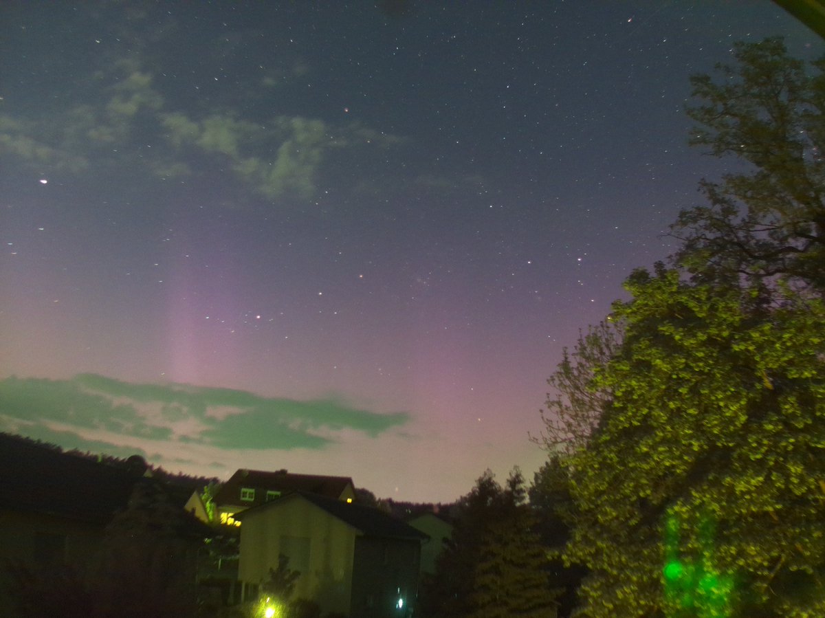 jo_br's tweet photo. Bild aus der Region Erlangen um 22:48 Uhr. Fotographisch sichtbar - visuell kaum. #Polarlichter https://t.co/5fqG13vLKZ