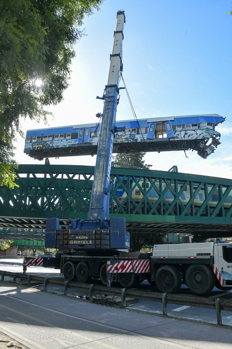 morandolucas's tweet photo. Veo estas imágenes dramáticas de hace un rato y no entiendo cómo el titular de Sofse, que opera los trenes, sigue siendo Luis Adrían Luque, un ex concejal massista, que hoy tiene 23 mil empleados a cargo y no puede monitorear los GPS de los trenes para evitar que choquen. https://t.co/If7TGuobJb