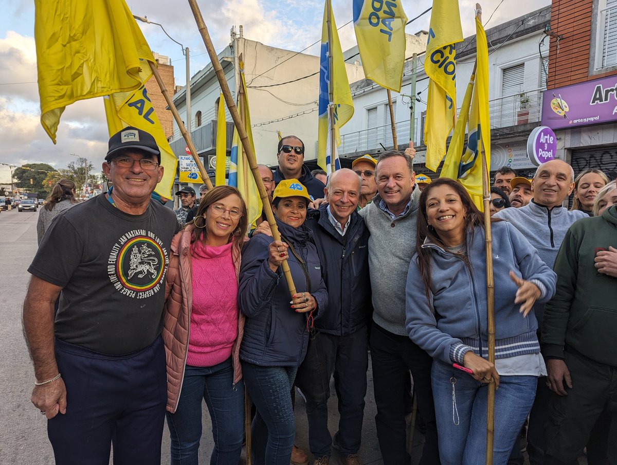 Actazo del @ESPACIOCUARENTA en Sayago, con un sentido homenaje a nuestra compañera Ana Alonso, estandarte del partido y del barrio. Con nuestros legisladores @GabrielGianoli @JavierGarcia_Uy y @DipRodrigoGoni ,junto a nuestro candidato @AlvaroDelgadoUy no damos #NiUnPasoAtras