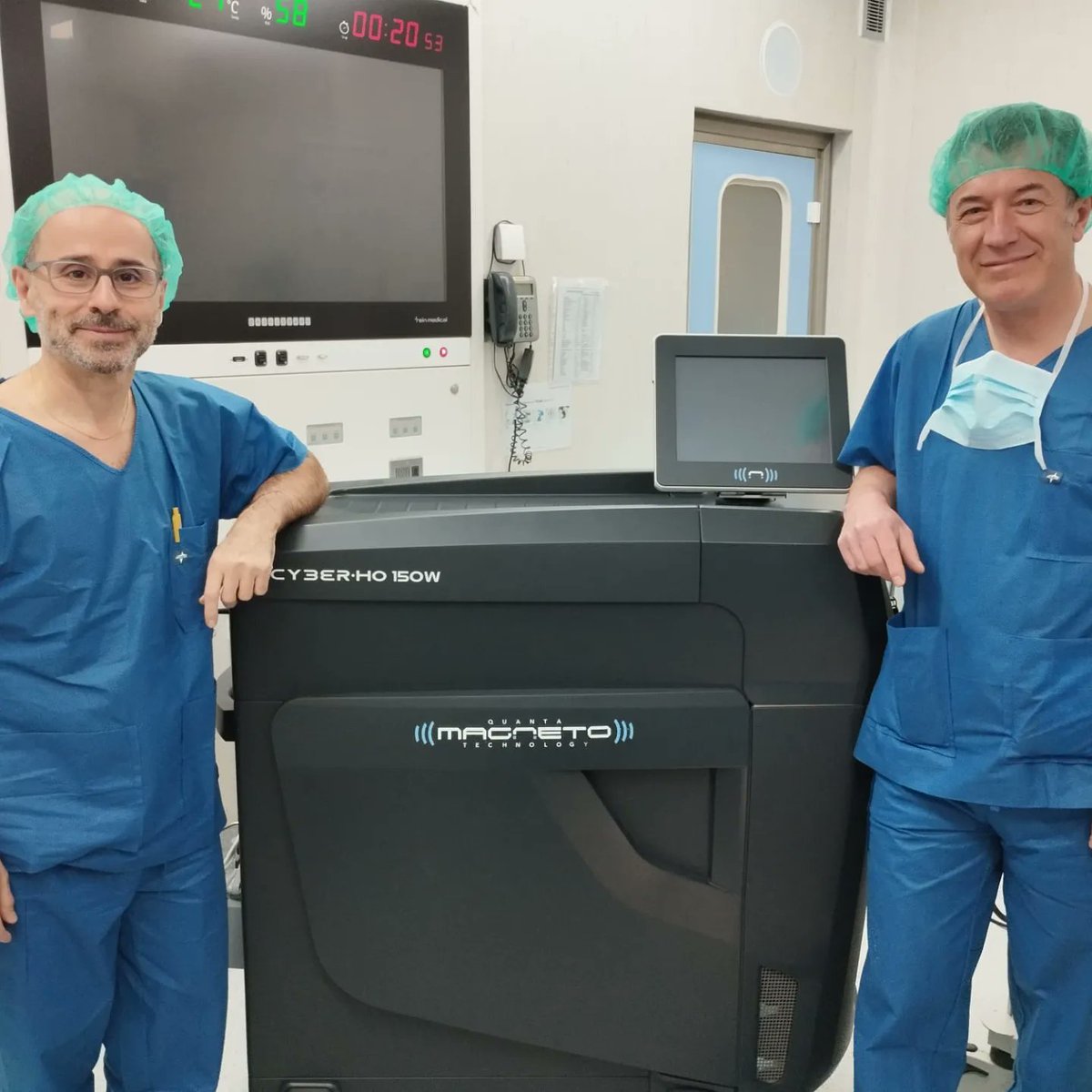 teodicapua's tweet photo. Unboxing a new "toy", CyberHo 150W Magneto, for AEEP and stone disease surgery with Jose Placer at UroDex, Dexeus!
Thanks to Coupler Medical CEO, Jose Maria Farres for this opportunity! https://t.co/72hKjmTeiG