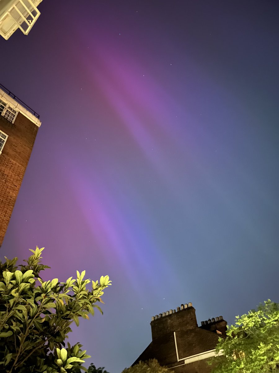 BenjamLevy's tweet photo. Last night #aurora from London https://t.co/J6g3qsrMa8