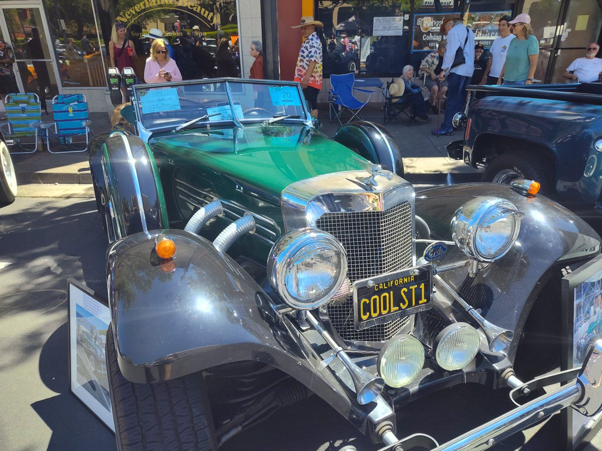 Look at these rides. So cool 🚘🏎️#carshow #MayMadness