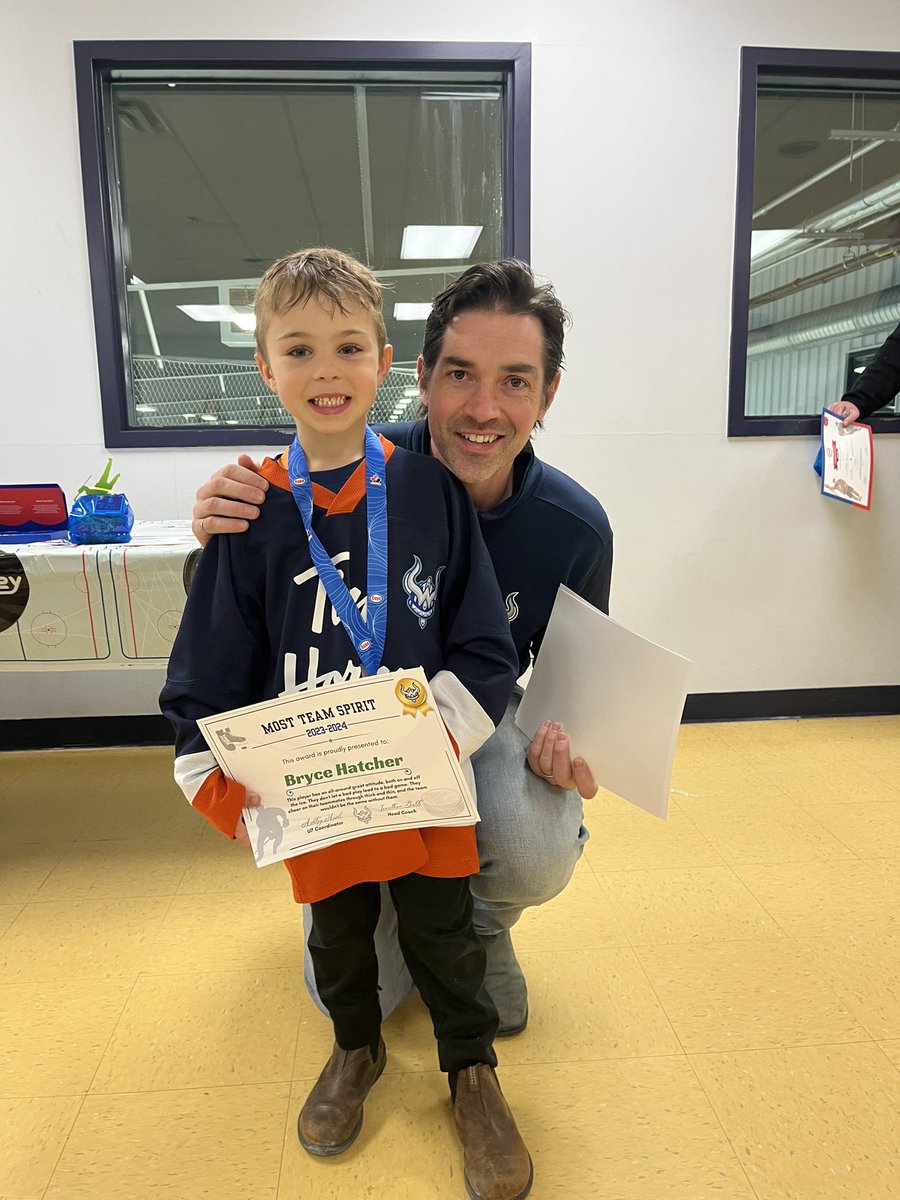 So proud of Bryce today for earning the "Most Team Spirit" medal for his team. His passion and love for hockey grew so much this year, in part due to his awesome coaches, volunteers and our coordinator extraordinaire Ashley Hunt!
What a season @U7PMHAWarriors ! @PmhaWarriors 💙💚