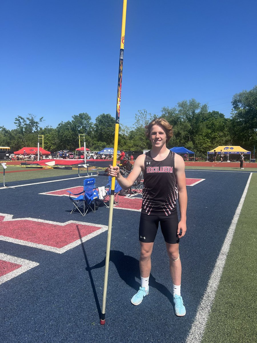 Keaton Reeves grabs the last qualifying spot for Pole Vault and is going to State!