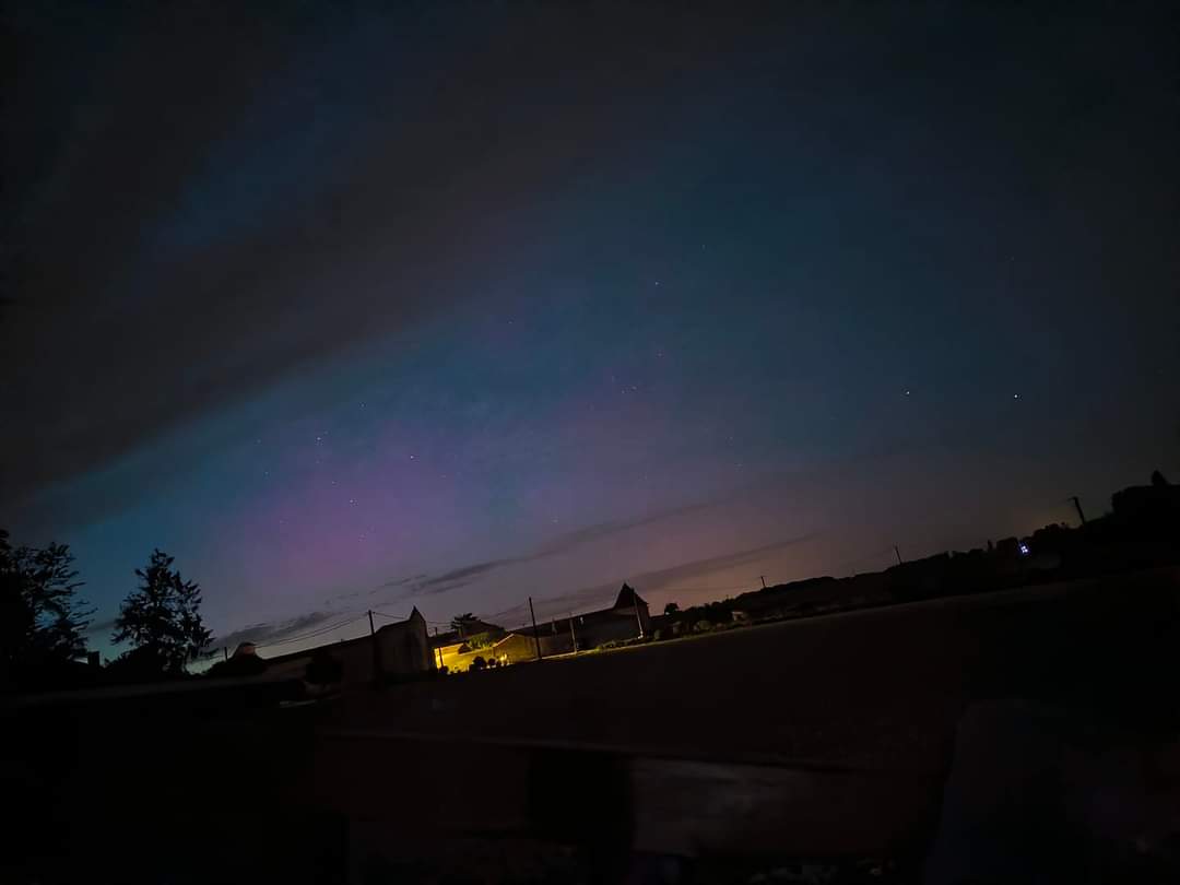 🌌Ce soir, les aurores boréales sont de retour, mais avec une intensité bien moindre par rapport à la nuit précédente. Peu après 22h, une aurore vert et violet s'est invitée dans le ciel avant l'arrivé des nuages. Merci à Gauthier Orely Choups et Romain Gonzalez pour ces photos.