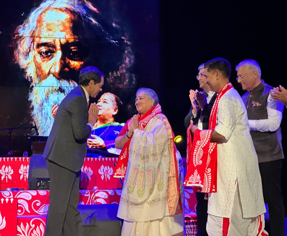 Amb @sunjaysudhir paid homage to Guru Rabindranath Tagore along with a musical tribute by Vidushi Shubha Mudgal at the 'Romancing Tagore' concert @MalhaarUAE. The 163rd Anniversary celebrations were marked by soulful renditions of Gurudev's timeless compositions.