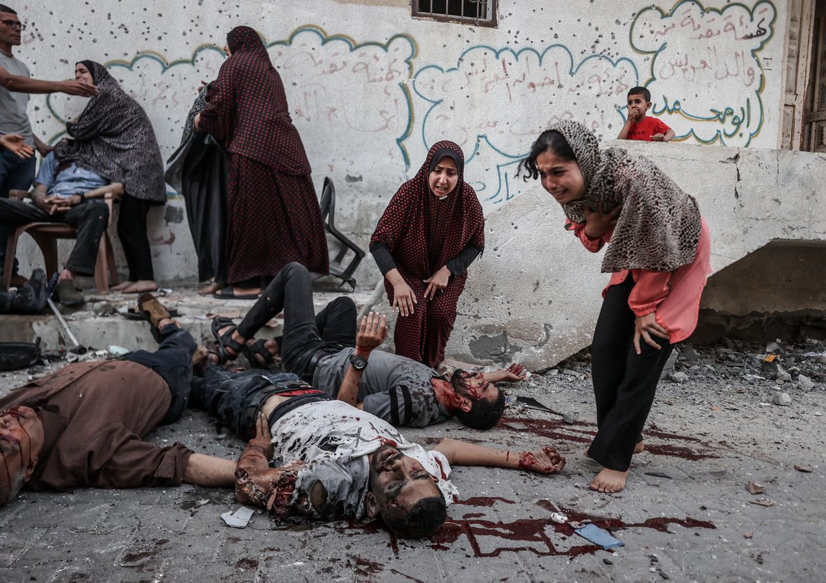 alijadallah66's tweet photo. Six people were killed as a result of an attack on a house in the city of Deir al-Balah, relatives mourned by the bodies of the dead in the streets. In shock, civilians tried to transport some severely injured individuals to the hospital. (Photo by Ali Jadallah/Anadolu) https://t.co/6hJBVZlnpM