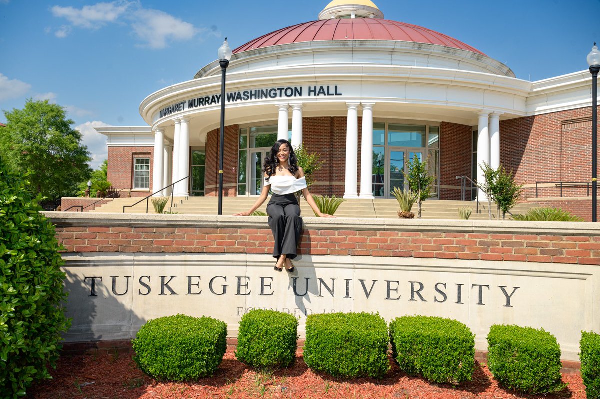 Alumna 👩🏽‍🎓 with a B.S. in Political Science, from the Historical University founded in 1881 🥺

“What then shall we say to these things? If God is for us, who can be against us?”
Romans 8:31

#explore #hbcu #hbcugrad #hbcugrads #skegeemade #skegee #tuskegeeuniversityalumni