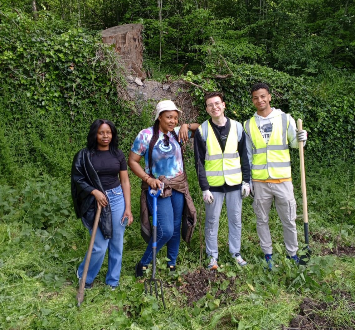 Well done to our Tidy Towns volunteers, planting & weekly cleanup on a summer's day in the village
Your community appreciates the hard work #GRMA!
Join our friendly crew, there's lots to do 
🌱🏵♻️🚮🌳🦋🐞🦇🦔
#Blanchardstown #fingal #dublin15 #dubw