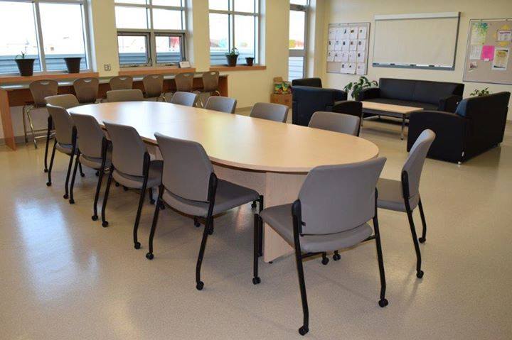 Hello 'Bistro Bar' with charging ports near the window, meet break time! Make your staff rooms #Flexible to meet the needs of today’s teachers. ➡️ TradeWest.ca

#RefreshingSpace with #TradeWestEDU🍏🎓
.
.
.
#Teacher #Student #Earlyed #School #Furniture #Classroom