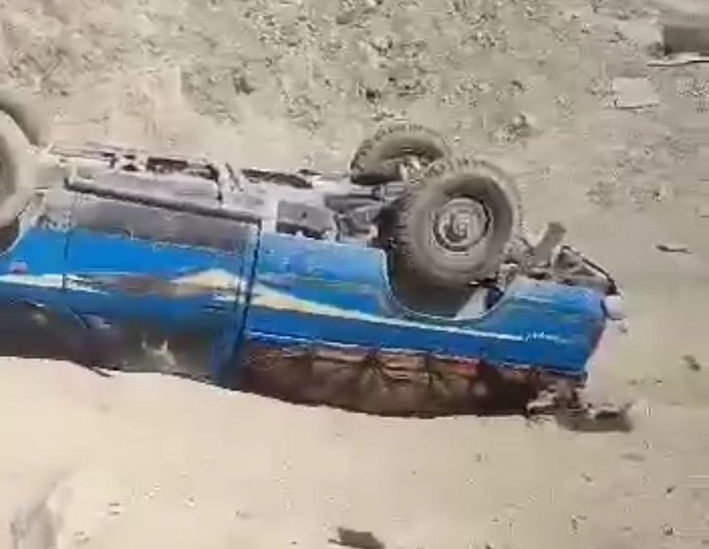 #Iran #Balochistan 
❗️Four Baloch Sukhtbars Injured in a Vehicle Overturn

According to Kolbarnews, on Saturday, May 11, 2024, four #Baloch #Sukhtbars sustained #injuries following the overturning of two #Saipa pickup #trucks due to the rugged terrain of the #Pirku region in…