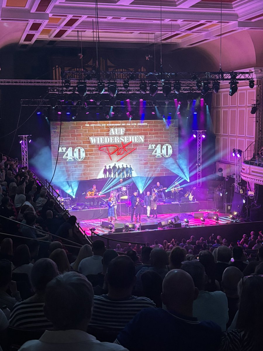 Brilliant evening @O2CityHall to see the 40th anniversary reunion of the TV series @aufwiedpet. Great to see a lot of the cast back together again for one night reliving memories & hearing music inspired by the programme presented by @alfiejoey.