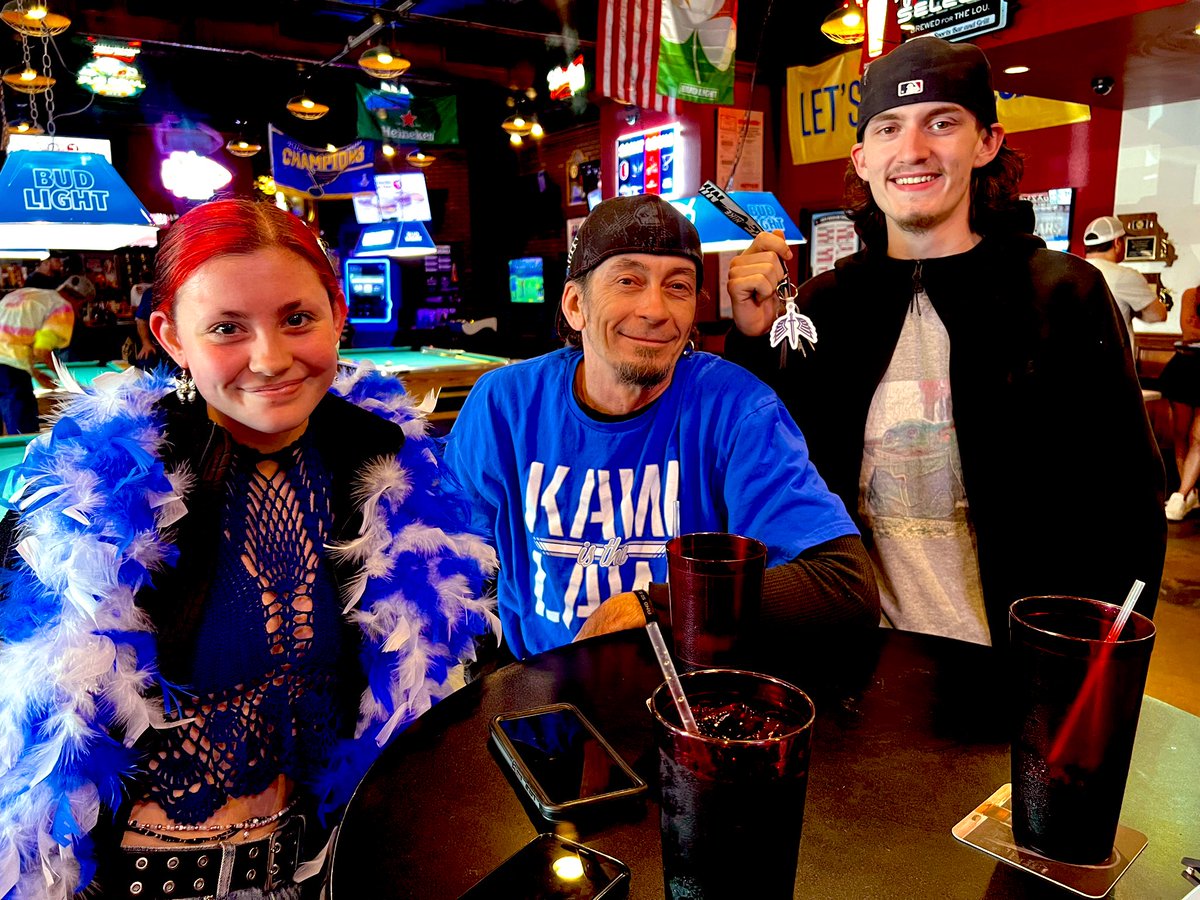 Hotshots_Bar's tweet photo. Pulling for a BIG @XFLBattlehawks win today!! Our #BattleBar is fully activated for game day at HS Arnold, MO. Ka-Kaws and beers are happening. #KaKaw #Battlehawks 🦅 ⚔️ https://t.co/8YjMnGqsDS