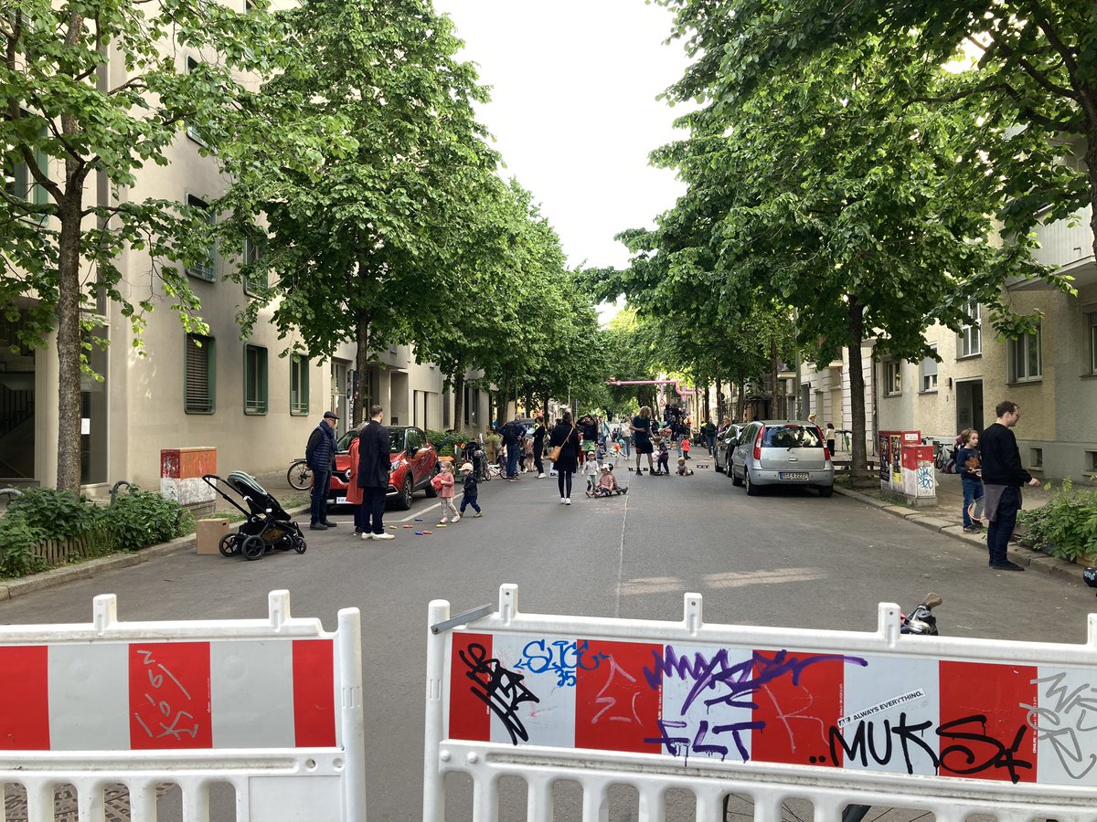 Es ist so schön und so wahr: die Straße ist für alle da. Dank #TemporäreSpielstraßen