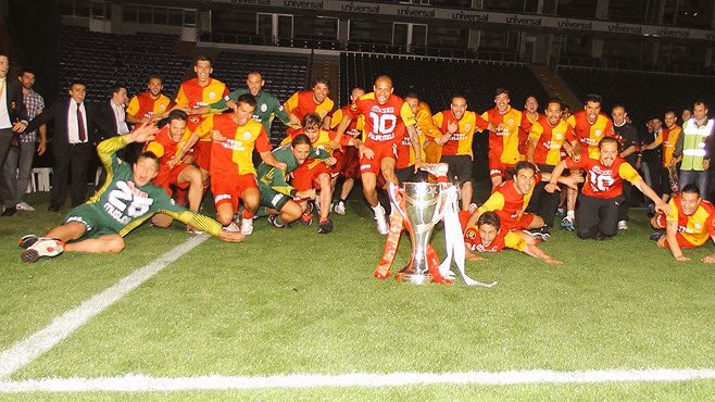 12 Mayıs 2012 🏆 Normal sezonu 9 puan farkla lider bitiren Galatasarayımız, puan farkı ikiye bölünerek oynatılan Süper Final'i de kazanarak bir sezonda 2 kere şampiyon oldu! 💛❤️ Hatıralar uslu durmazzzz👊 #BugünGünlerdenGALATASARAY 💪