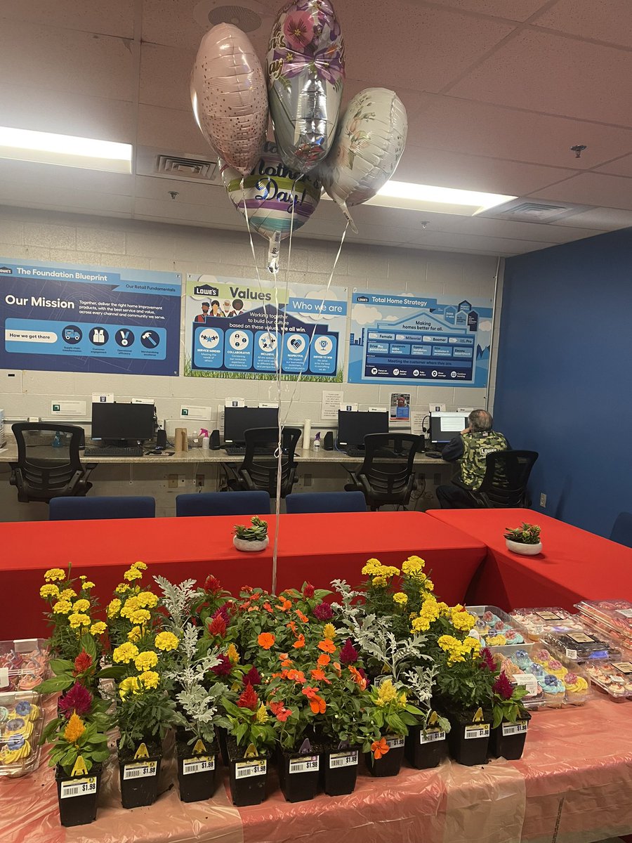 Thank You to Everyone who helped make Mother’s Day weekend Special for all the Mom’s in our Lowe’s Family @ Lowe’s of Waynesboro, Pa#2228. @DustinCornell5 @BenitoKomadina @BlueBoxR1